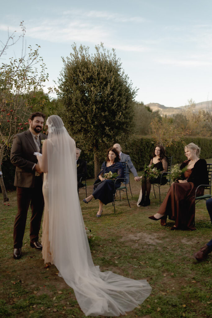 24.intimate chic wedding tuscany warm tones Federica Cavicchi