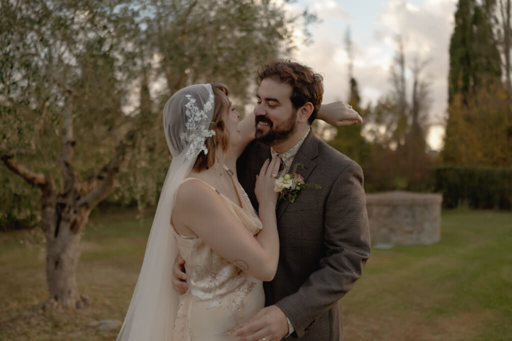 46.intimate chic wedding tuscany warm tones Federica Cavicchi
