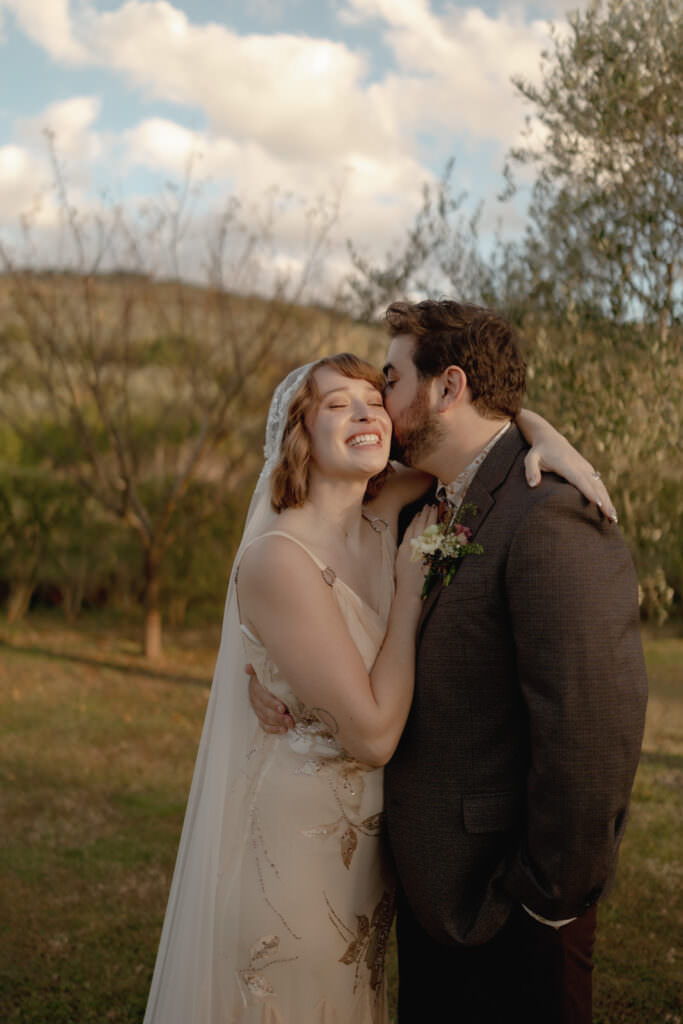 48.intimate chic wedding tuscany warm tones Federica Cavicchi