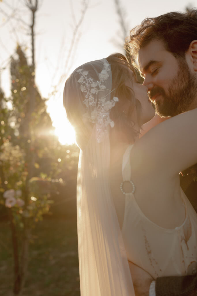 61.intimate chic wedding tuscany warm tones Federica Cavicchi